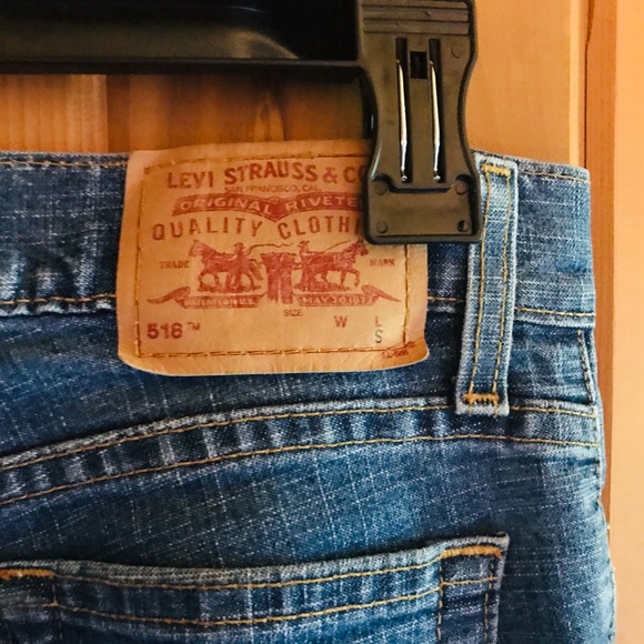 Women’s Levi jeans - Picture 2 of 4